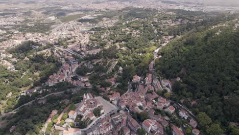 Vogelperspektive-Auf-Den-Stadtpalast-Und-Die-Pfarrhäuser-Auf-Dem-Gipfel-Des-Hügels-Und-Das-Bergtal