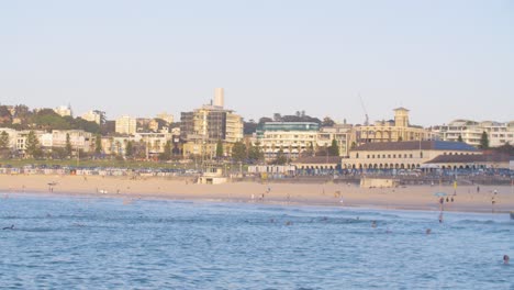 Ciudad-Costera-De-Playa-En-Bondi-Del-Norte,-Nueva-Gales-Del-Sur,-Australia