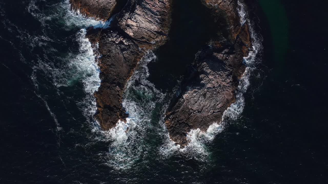 Rocky coastline with waves crashing, showcasing the scenic Måtinden location in Norway
