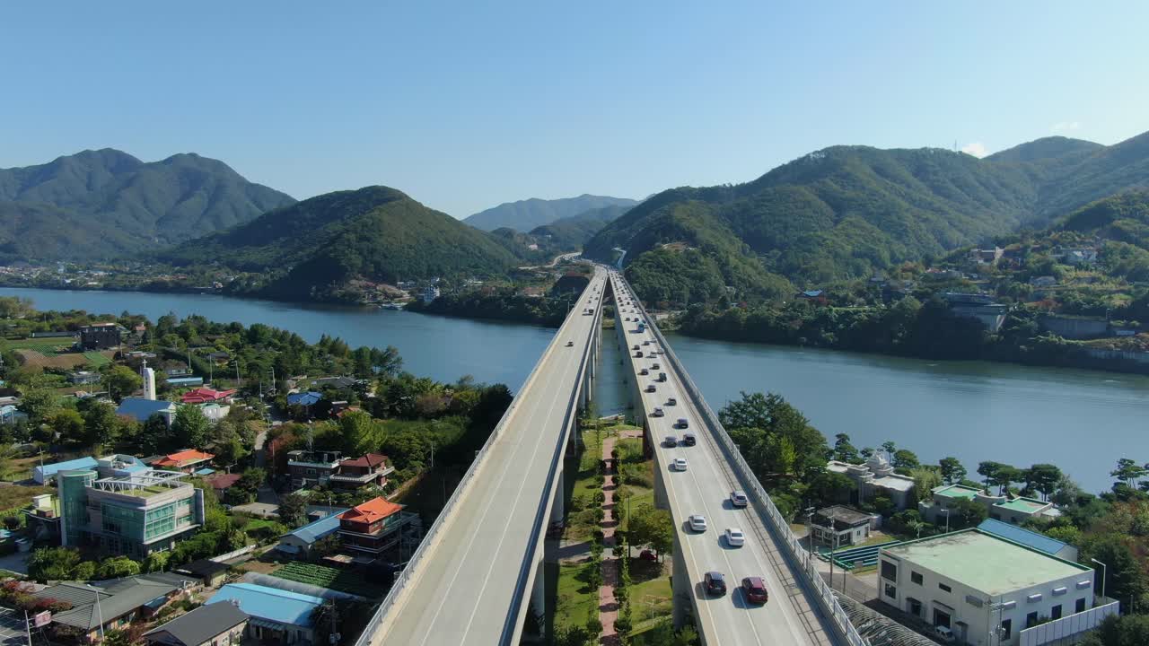 강 위의 높은 다리