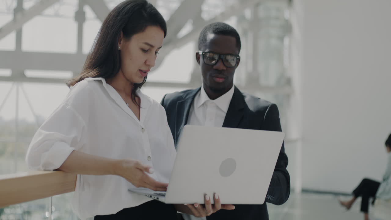Professionisti che collaborano su un laptop