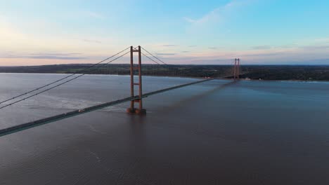 Humber-Bridge-In-Der-Abenddämmerung,-Autos-Navigieren-Anmutig-Unter-Der-Untergehenden-Sonne