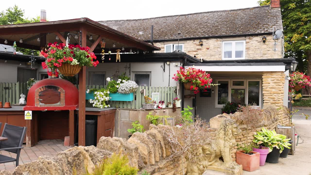 활기찬 꽃 장식을 가진 아한 카페