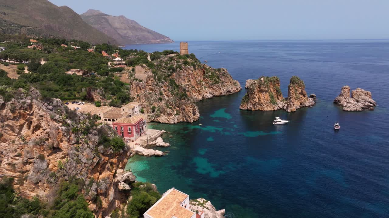 뒤로 드론 은 tonnara di scopello 근처의 바다 어리를 드러니다.