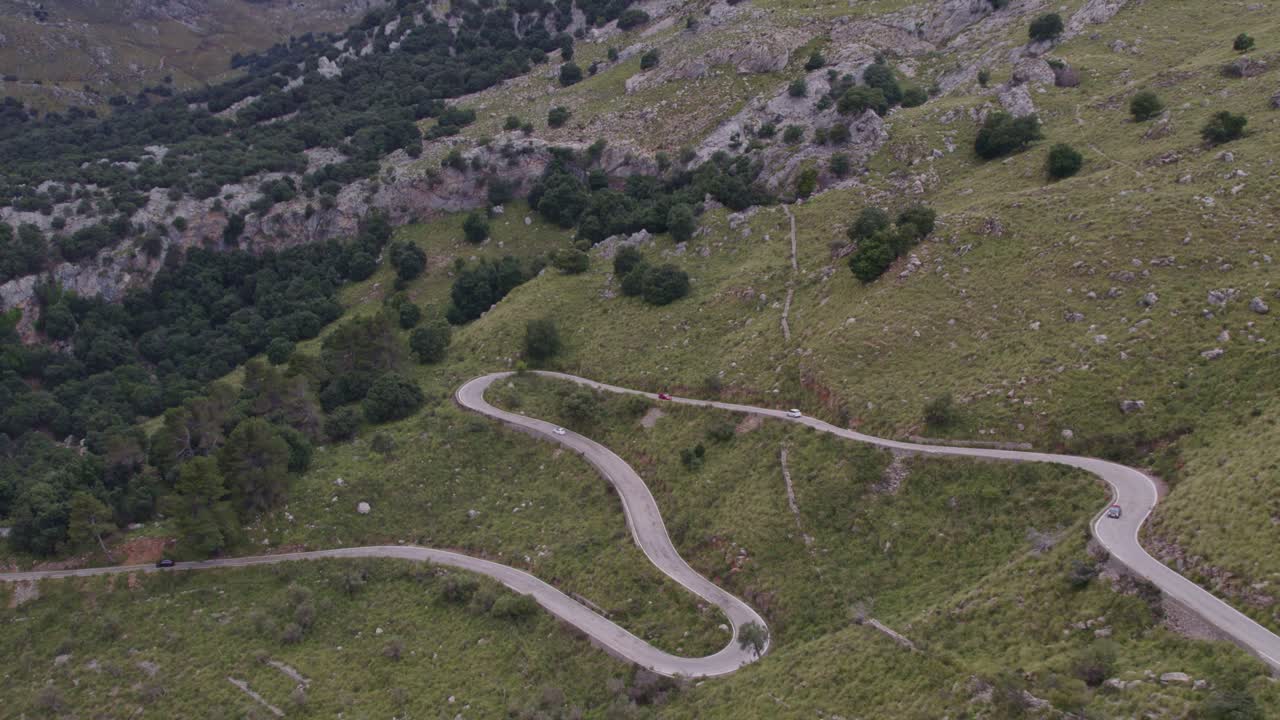tomada aérea de coll dels reis, un paso de montaña en mallorca.