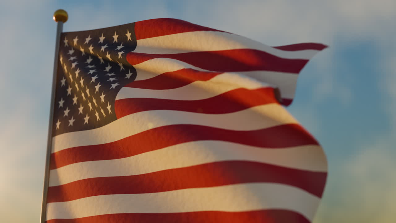 Amerikansk flag, der vajer på himlen under Memorial Day i slowmotion.