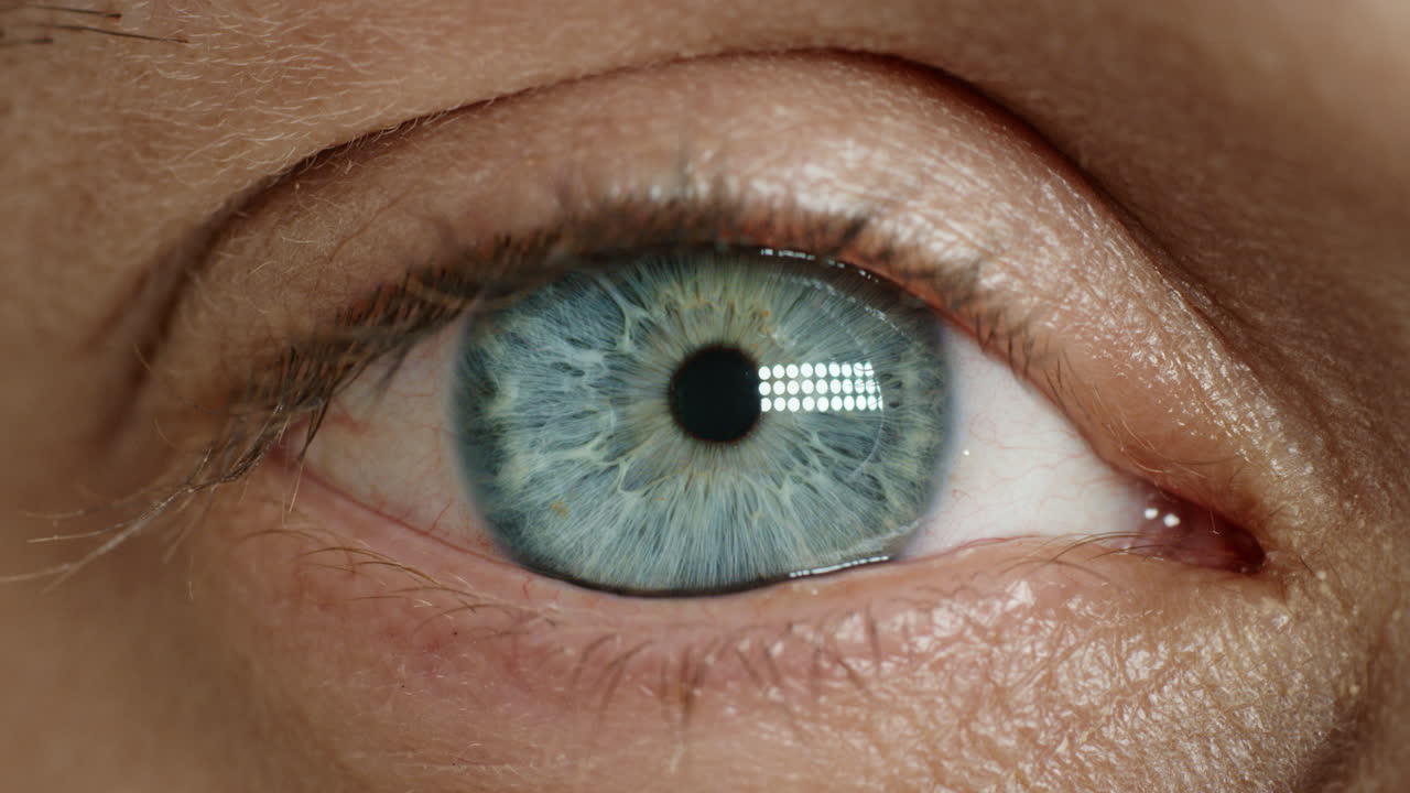cerrar el ojo azul abriéndose parpadeando belleza natural visión concepto de salud