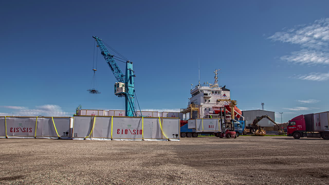 대형 크레인이 항구에서 해상 수출을 위해 선박에 컨테이너를 로딩하는 시간 경과