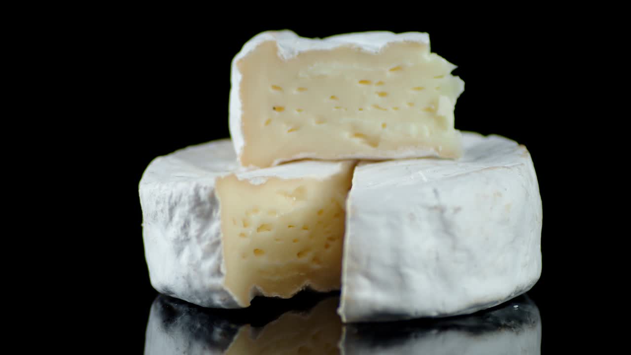 el queso camembert fresco en la mesa gira lentamente.