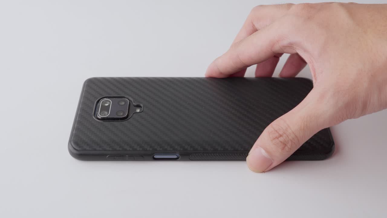 색 표면에 스마트 드폰을 놓은 사람