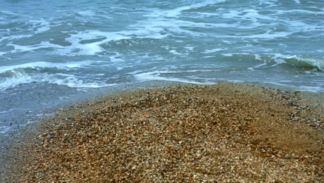 Espuma-De-Mar-Sobre-Olas-De-Agua-En-La-Costa-Arenosa-De-Fondo-En-Las-Playas-De-Verano