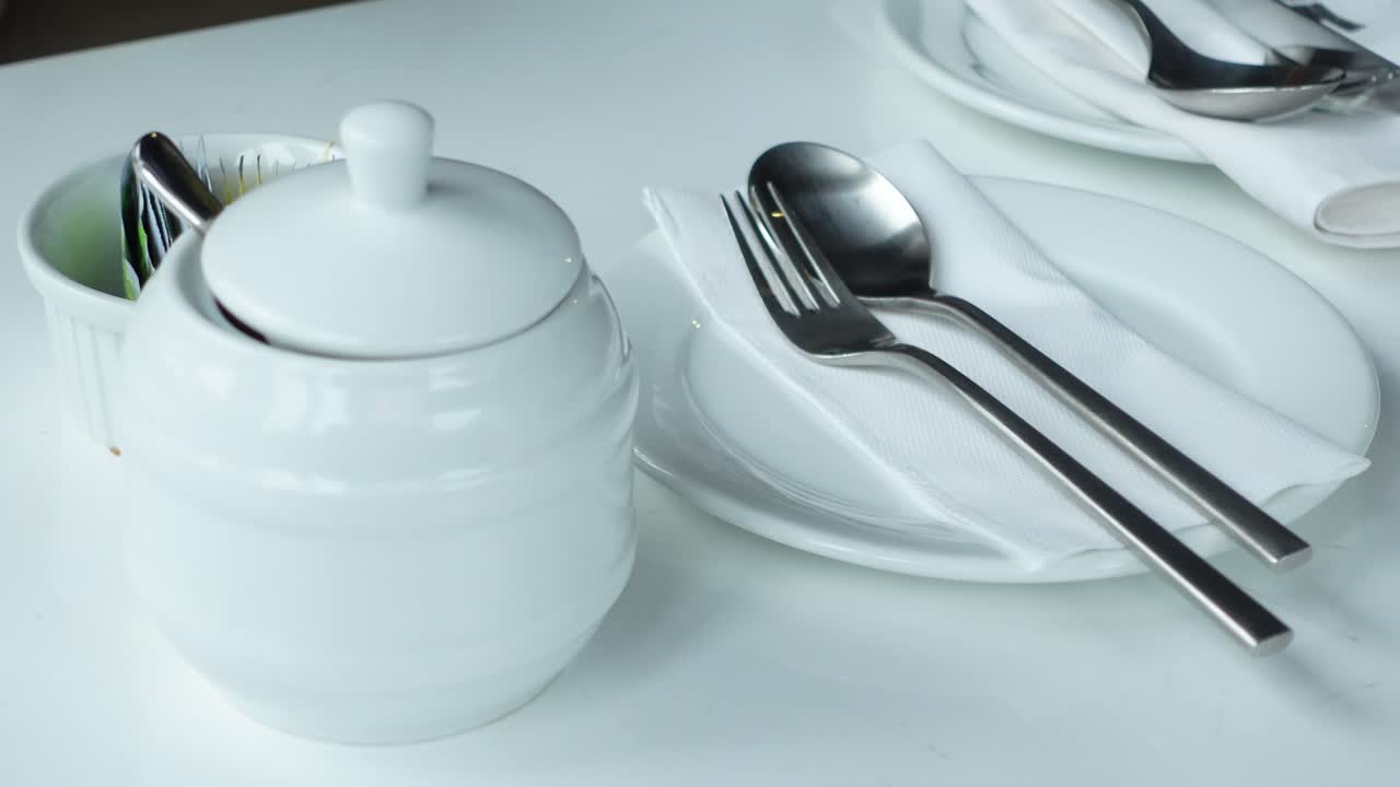 decoración de la mesa con cubiertos