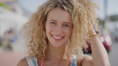 Retrato-De-Una-Hermosa-Turista-Rubia-Corriendo-De-La-Mano-Por-El-Cabello-Sonriendo-Confiada-Disfrutando-De-Un-Día-Soleado-Y-Relajado