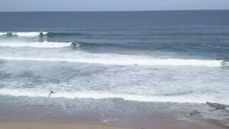 Surfista-En-Cámara-Lenta-En-Un-Metraje-De-Dron-De-Onda