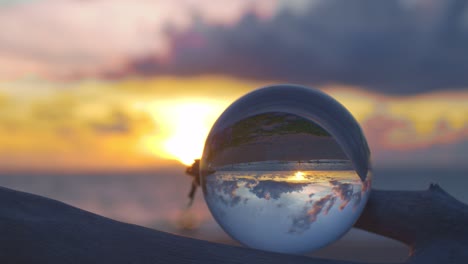 bola de cristal en la madera en el dulce atardecer.