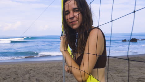 chica mirando la cámara en la playa.