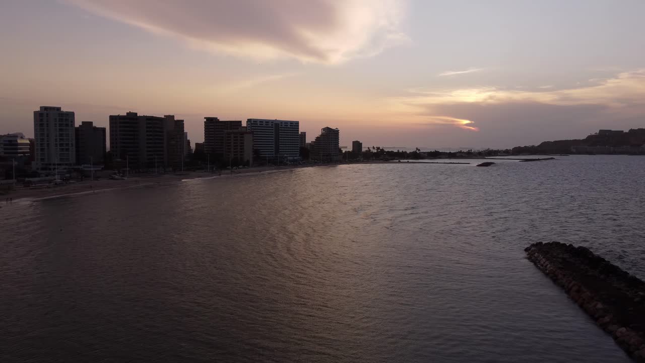 Vista aerea del tramonto su una spiaggia nella città di Lecheria, a nord dello stato di Anzoátegui, Venezuela