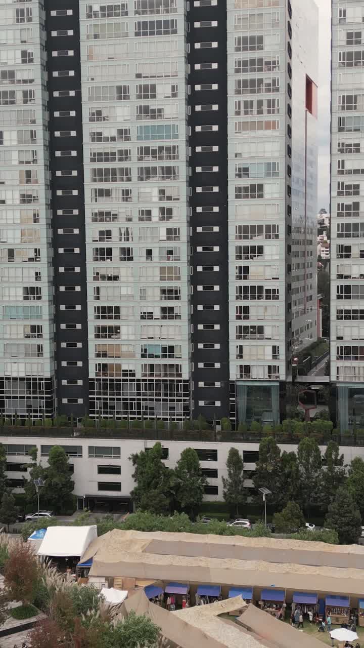 apartamento de lujo en el área de santa fe de cdmx, capturado por drone, modo vertical