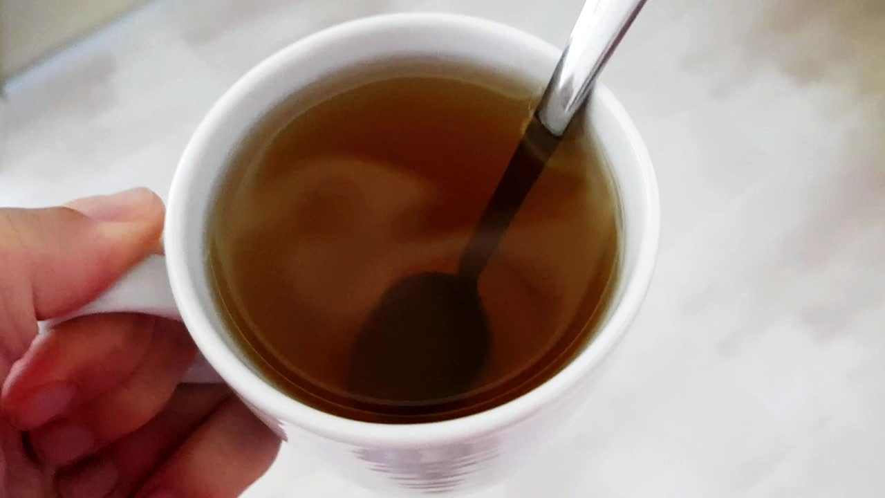 거실에서 카펫 위에 차를 들고