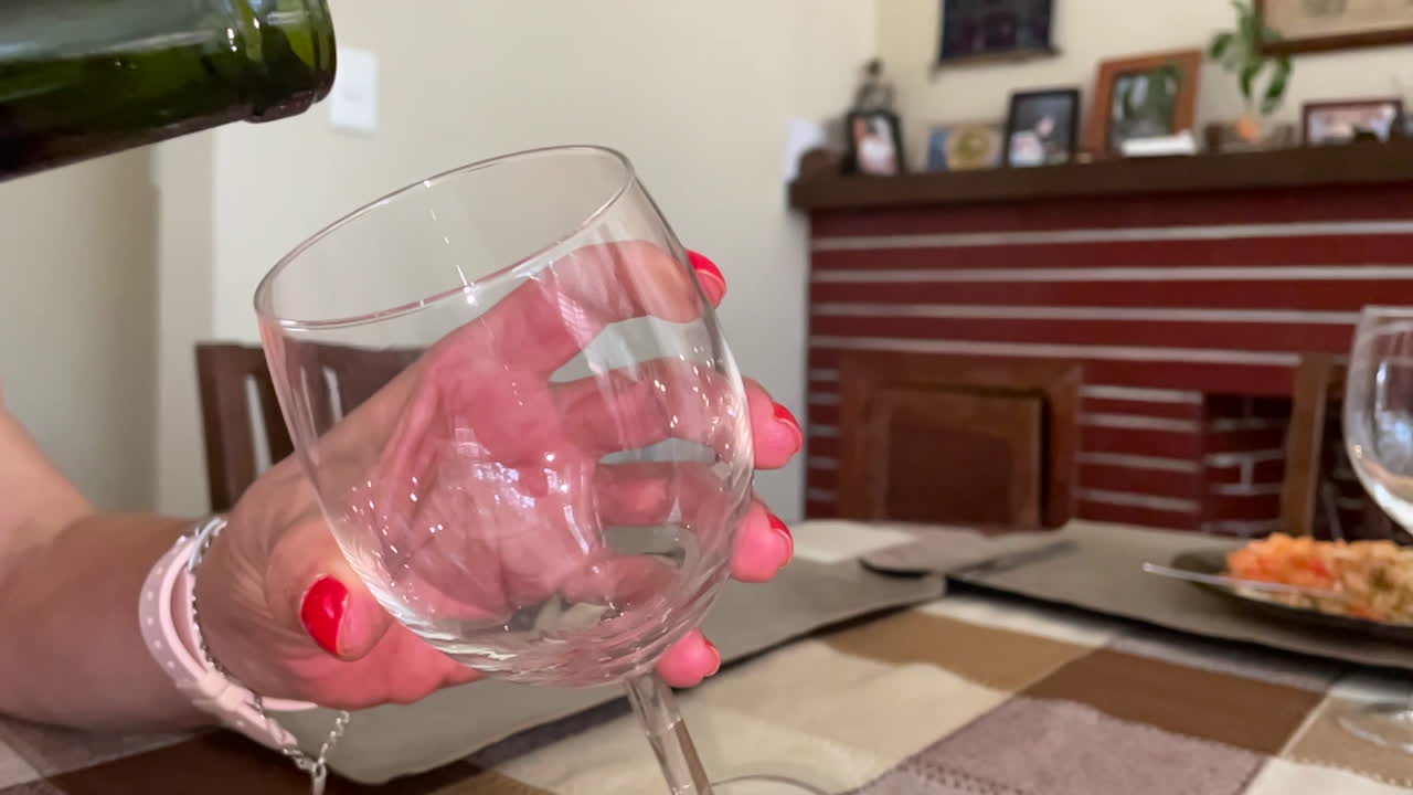 유리잔에 담긴 와인 한 병의 슬로우 모션 비디오