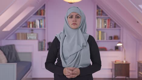 Mujer-Musulmana-Enojada-Mirando-A-La-Cámara