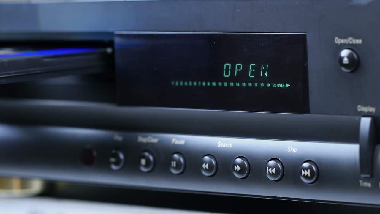 grabador de cinta de primer plano, la mujer presiona el botón de parada y abre el cd