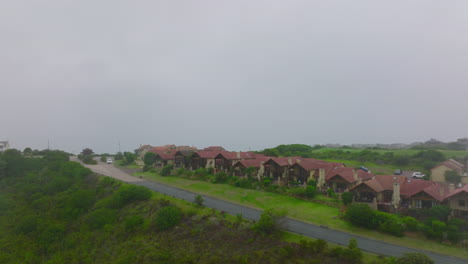 Grupo-De-Casas-Familiares-Similares-A-Lo-Largo-De-La-Carretera.-Complejo-Residencial-En-Los-Suburbios-En-Un-Día-Brumoso.-Puerto-Elisabeth,-Sudáfrica