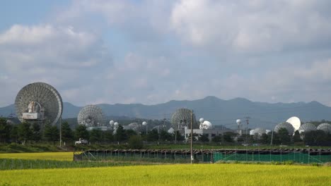 Compañía-De-Telecomunicaciones-Kt,-Enorme-Centro-Satelital-Kt-En-Geumsan,-Corea-Del-Sur-En-Un-Día-Soleado-En-Otoño,-Campos-De-Arroz-Y-Granja-De-Ginseng-En-Primer-Plano