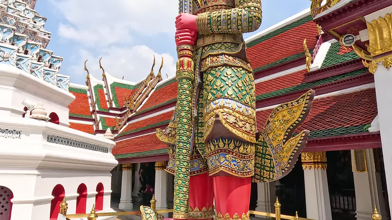 una vibrante estatua gigante se encuentra majestuosamente en wat phra kaew, bangkok, bajo la brillante luz del día, mostrando detalles intrincados y significado cultural