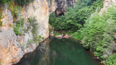 4K-Drohnenvideo-Der-Burnett-Filiale-Im-Smaragddorf-In-Der-Nähe-Der-Kleinen-Schweiz,-NC-Am-Sommertag-4