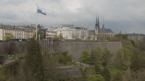 Impresionante-Vista-Del-Horizonte-De-La-Ciudad-De-Luxemburgo-Visto-Desde-El-Puente-Adolphe