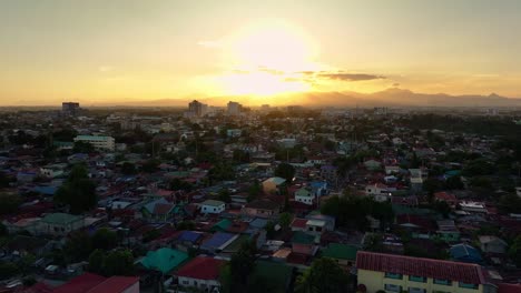 Iluminación-Del-Paisaje-Urbano-Filipino-Por-El-Sol-Dorado-En-La-Noche