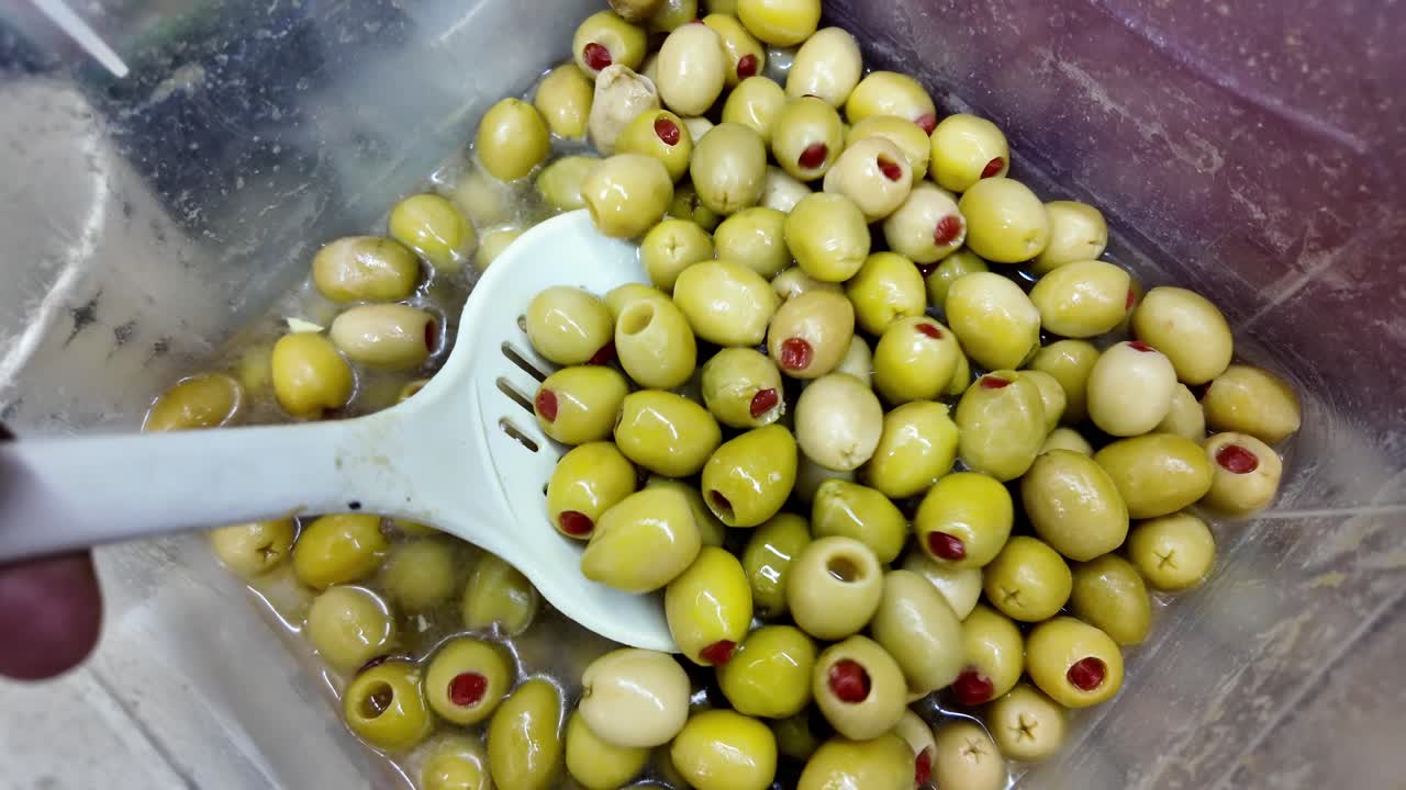 컨테이너에 있는 녹색 올리브