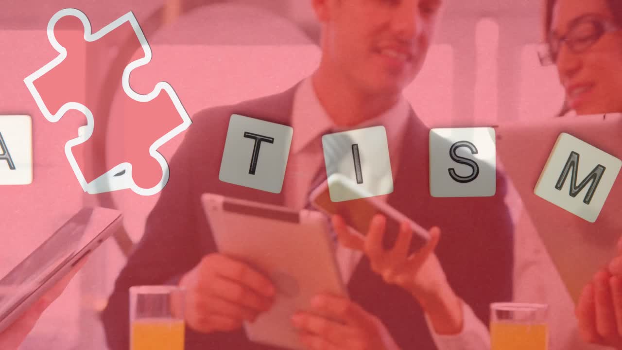 다채로운 퍼즐 조각과 자폐증 텍스트의 애니메이션 비즈니스 사람들이 디지털 장치를 사용하여