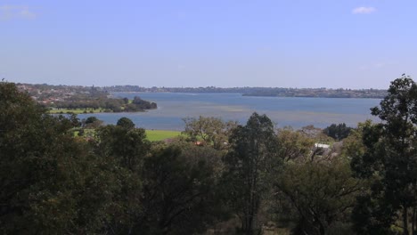 vista del río swan visto desde wireless hill, perth, australia