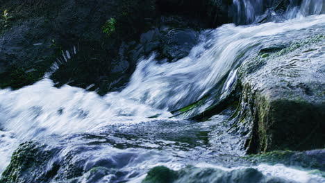 Wasser-Fließt-In-Stromschnellen,-Nahaufnahme