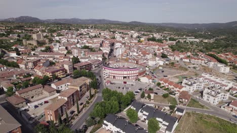 vista aérea de la plaza de toros española en el pintoresco municipio de san martín de valdeiglesias