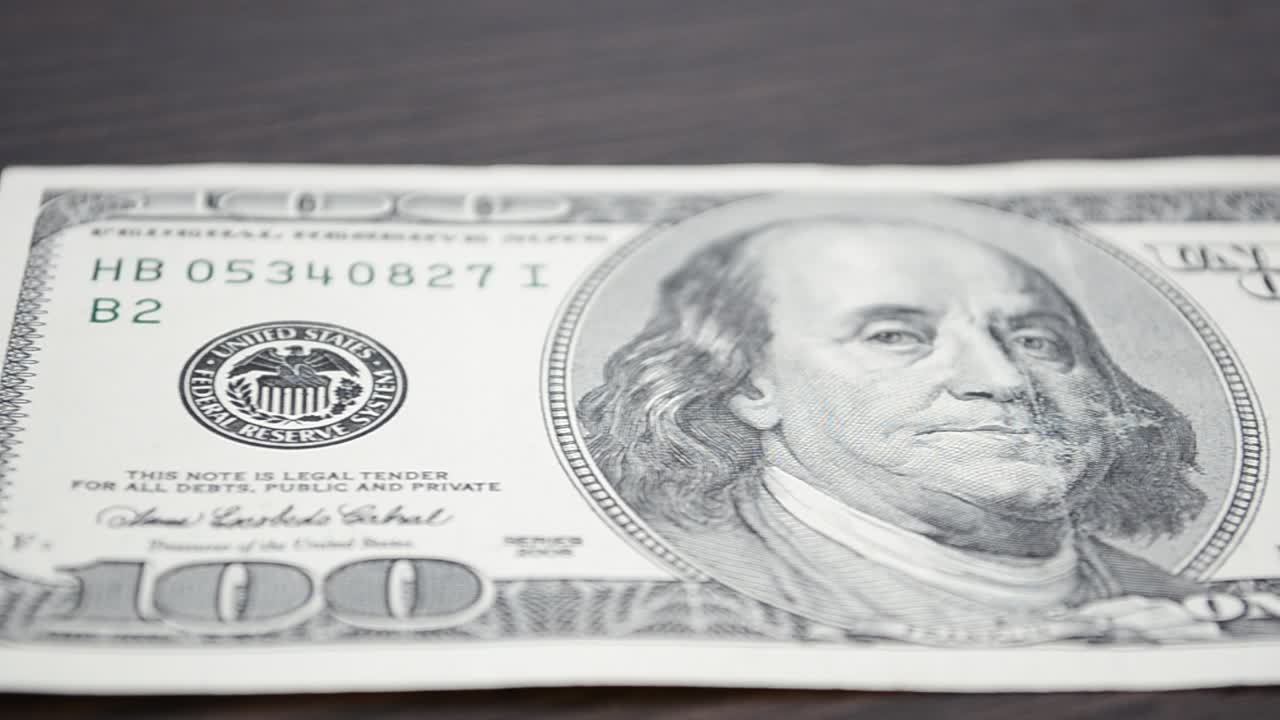 Inquadratura macro di una banconota da 100 dollari. Riprese di denaro.