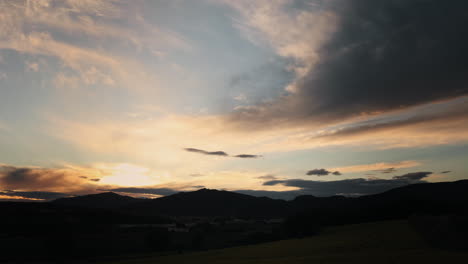 Zeitraffer---Wunderschöner-Sonnenuntergang-über-Den-Bergen-Von-Barcelona,-Spanien,-Totale