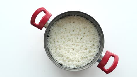 Arroz-Cocido-En-Un-Recipiente-Sobre-La-Mesa,-Cerrar