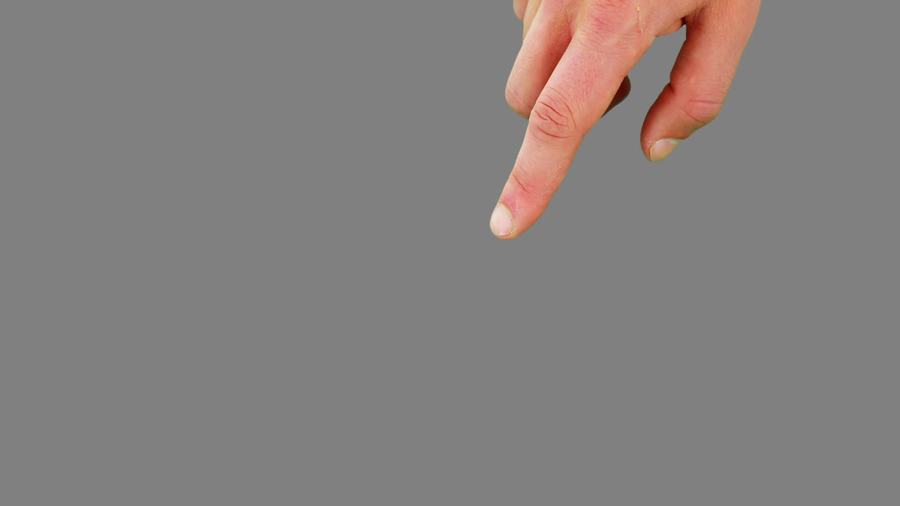 미래의 디지털 스크린을 사용하는 척하는 사람의 손