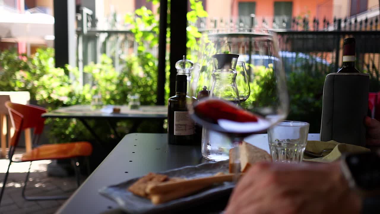 레스토랑 에서 와인 과 음식 을 즐기는 것