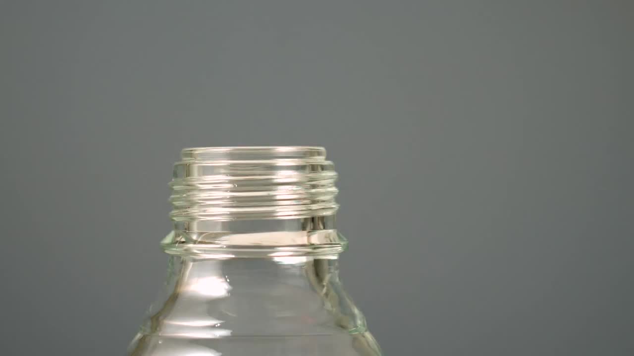 animación de gráfico sobre botella con líquido en fondo gris