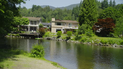 Casa-Junto-Al-Lago-En-Un-Hermoso-Día-Soleado