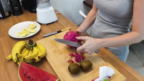 preparando un batido de frutas