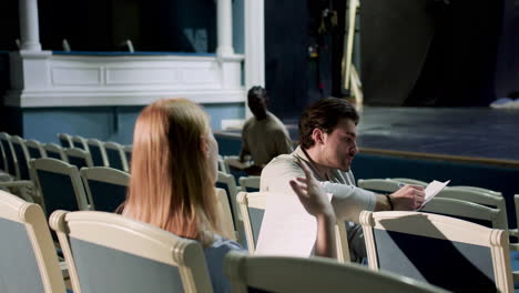 gente en el teatro antes del ensayo