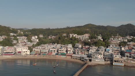 Acercamiento-Aéreo-A-Un-Pueblo-Costero-Ubicado-En-Una-Hermosa-Bahía-Oceánica