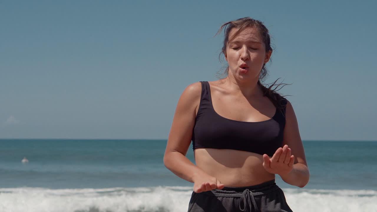 Donna che si esercita sulla spiaggia