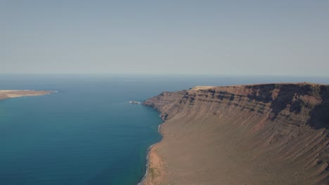 Vista-Aérea-De-La-Costa-De-La-Isla-De-Lanzaote,-Islas-Canarias,-España