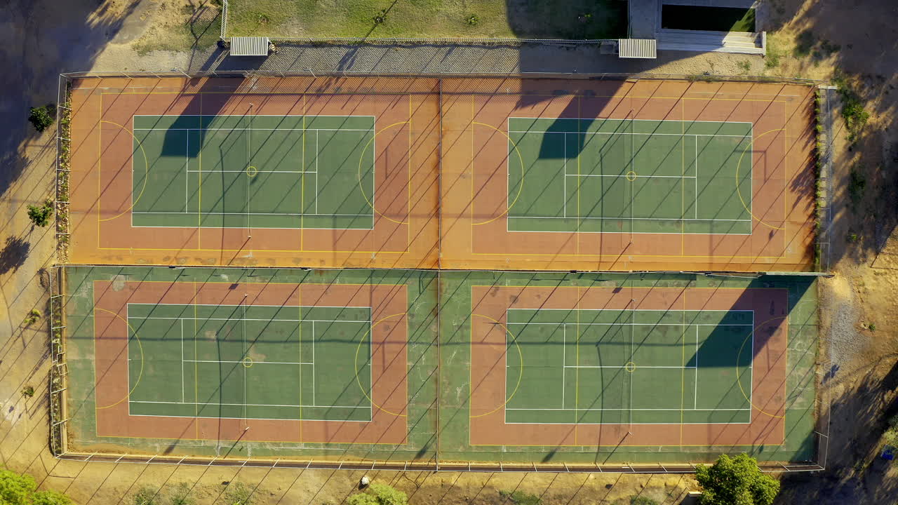 Vista aerea di più campi da tennis/paddle all'aperto